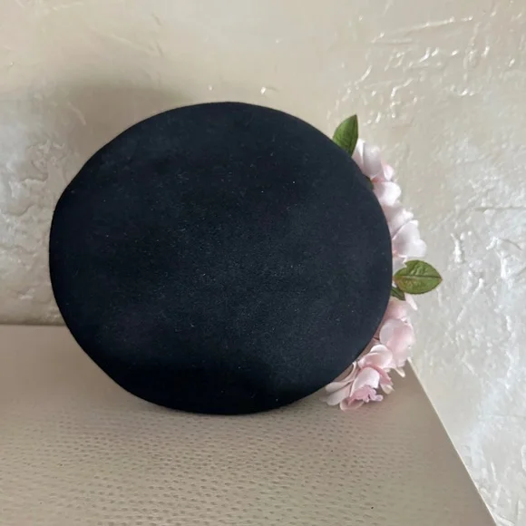IMPRESSIVE 1930s' BLACK FELT TILT HAT WITH PINK FABRIC FLOWERS/LEAVES - Picture 9 of 10